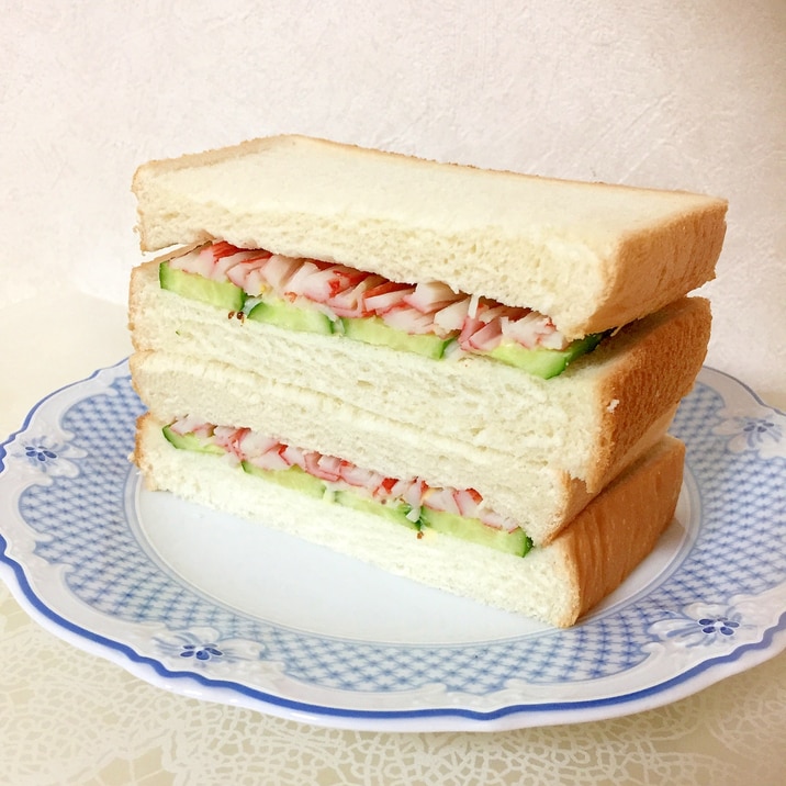 粒マスタードがピリッ!カニカマきゅうりサンドイッチ